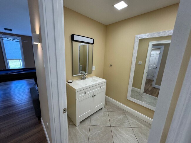 Building Photo - FIRST MONTH OF RENT FREE!!!!!!