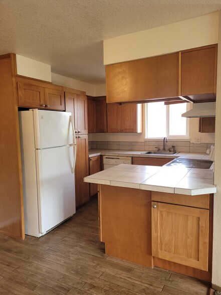 unit d kitchen includes dishwasher, refrigerator, disposal, oven - 1045 S Jasper St