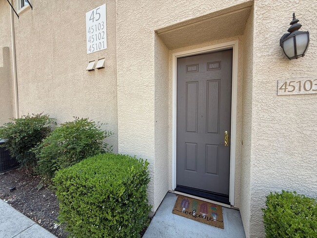 Building Photo - Lovely Laguna Pointe Condo!