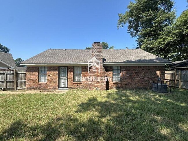 Building Photo - 2222 Tulip Trail Cove