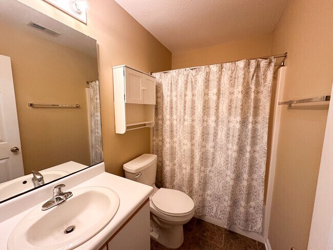 Building Photo - Stunning, pet friendly townhouse located i...