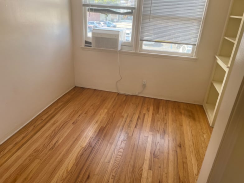 Building Photo - 645 S Marengo Ave