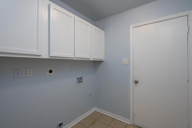 Building Photo - 2401 Haven Dr
