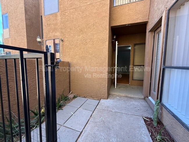 Building Photo - 3228 W Glendale Ave