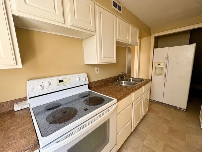 Building Photo - 3 Bedroom 1 Bath Available in Harrisburg!