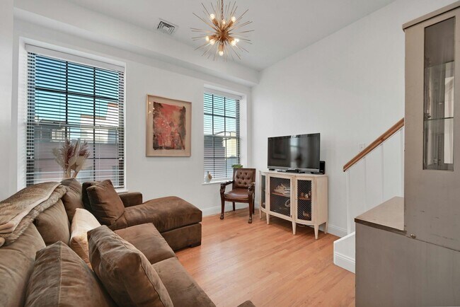 Primary Photo - 1015 Grand St