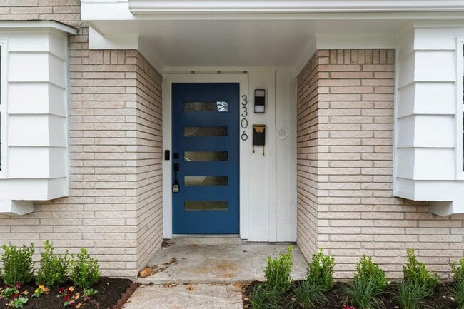 Building Photo - 3306 Crestdale Dr