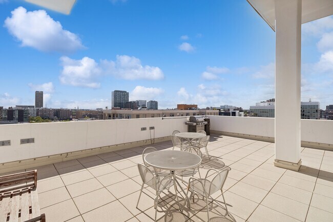 Building Photo - 901 W Madison St