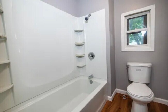 Building Photo - Cozy 2 Bed 1 Bath House in Council Bluffs!