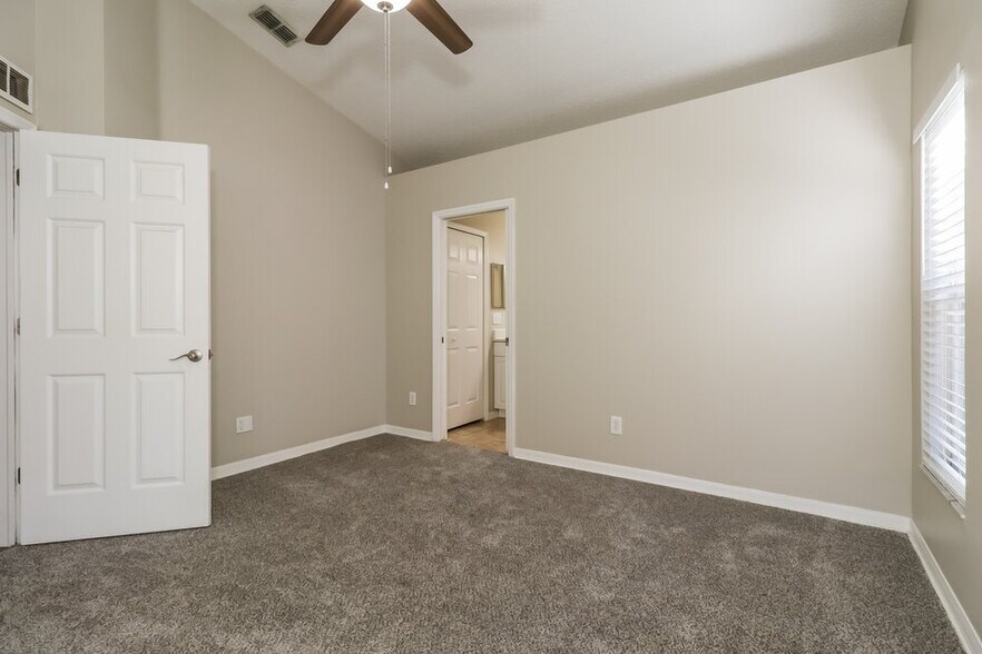 Building Photo - 8646 Persea Ct