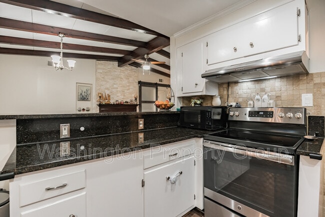 Building Photo - 3402 Little Hunting Creek Dr