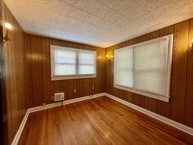 Building Photo - 313 W Allen St