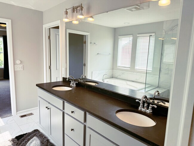 Building Photo - 7882 Villa Cir