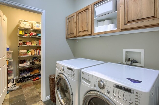 Building Photo - 3 Bedroom / 3.5 Bathroom Townhome in Millc...