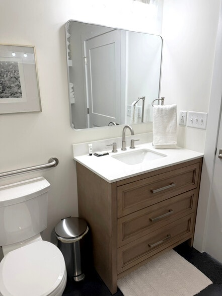 Building Photo - 804 N Moravian St