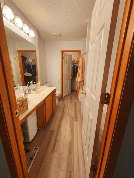 walk-though bathroom leading into walk in clothet - 862 Princeton Ave