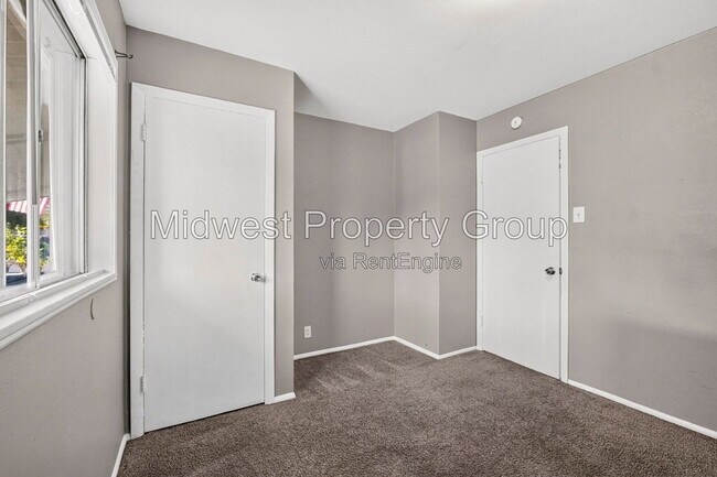 Building Photo - 727 Shepley Dr
