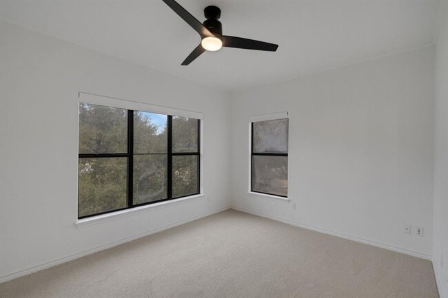 Building Photo - 608 Lakeway Dr