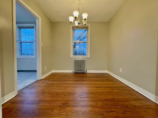 Building Photo - 31 Garden Dr