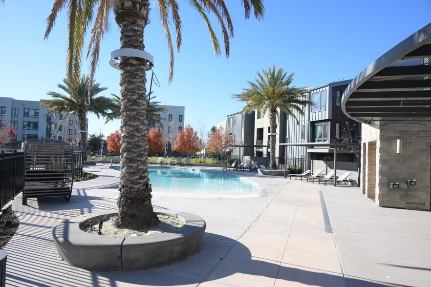 Building Photo - 45139 Challenge Cmn