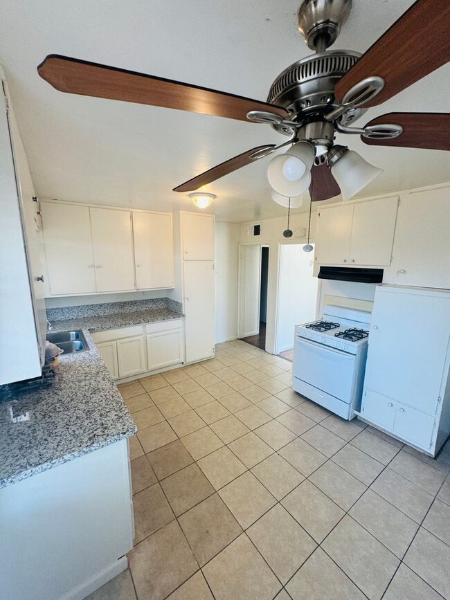 Building Photo - Charming property in Bakersfield – Minutes...