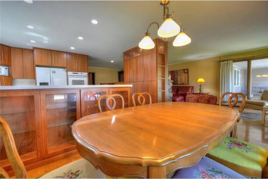 Shared dining area - 415 12th Ave E