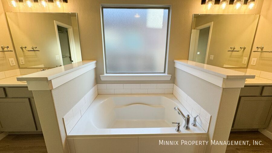 Building Photo - 3407 Bryan Ave