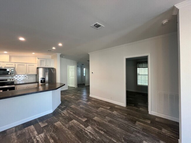 Building Photo - 10 Eland Dr