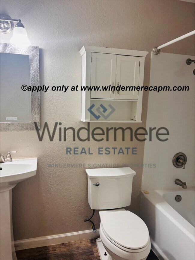 Building Photo - Modern Living at Tanglewood-Stylish First-Floor Condo!