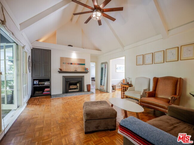 Primary Photo - 1321 Hayworth Ave