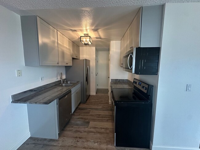 Building Photo - Modern Reno apartment 2 bedroom 1 bath! Co...