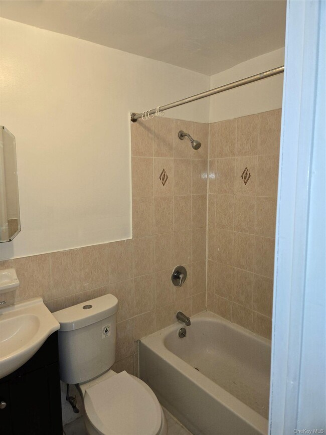 Building Photo - 985 Halsey St