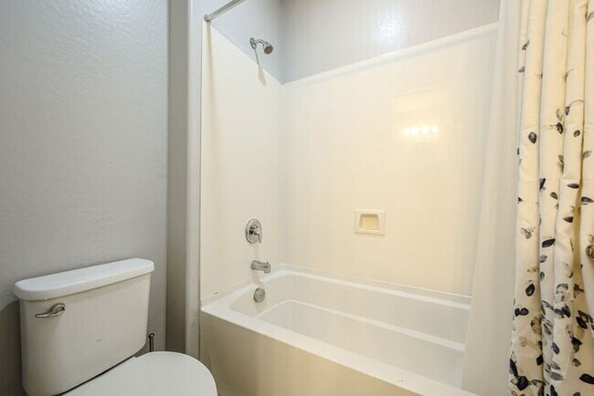 Building Photo - Beautiful 5bedrooms-2Baths Modern Style Home!