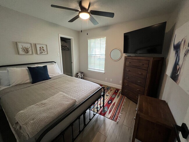 Building Photo - PRELEASING FOR MID JANUARY!  3 bedroom off...