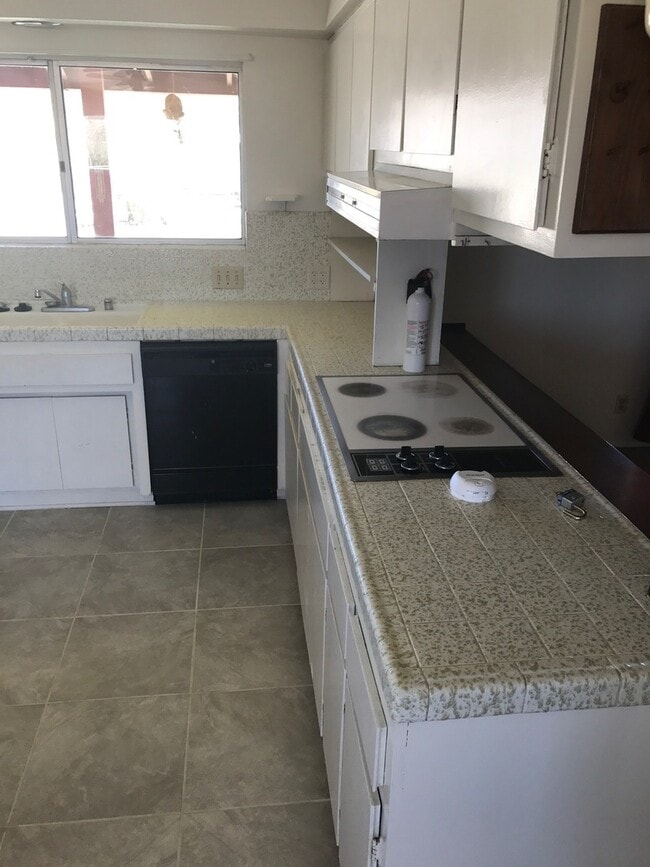 Building Photo - COUNTRY LIVING 2 BEDROOM HOME IN APPLE VALLEY