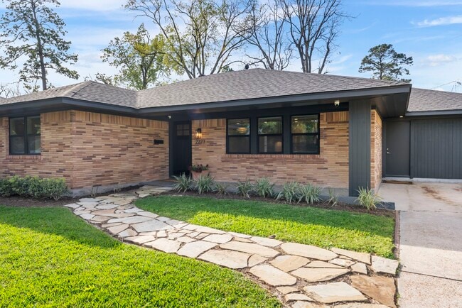 Building Photo - 2223 Hialeah Dr