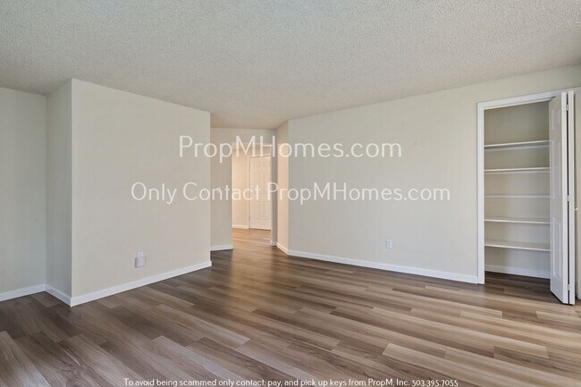 Building Photo - Three Bedroom Ranch In Central Hillsboro w/ Large Fenced Yard!