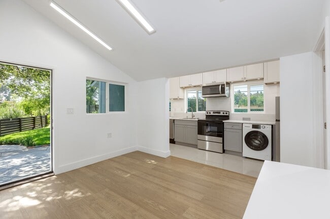 Building Photo - Chic 2BD/1BA ADU in Beautiful Granada Hills