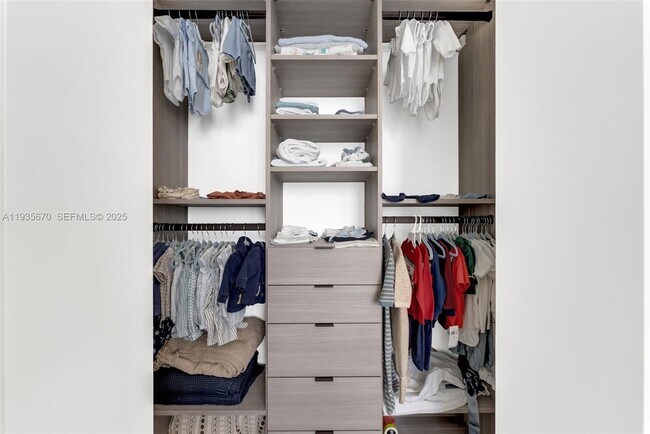 Building Photo - 200 Biscayne Blvd Way