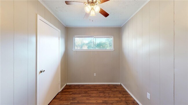 Building Photo - 204 Lynn Dr