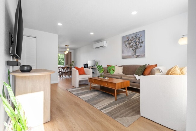 Building Photo - B Street