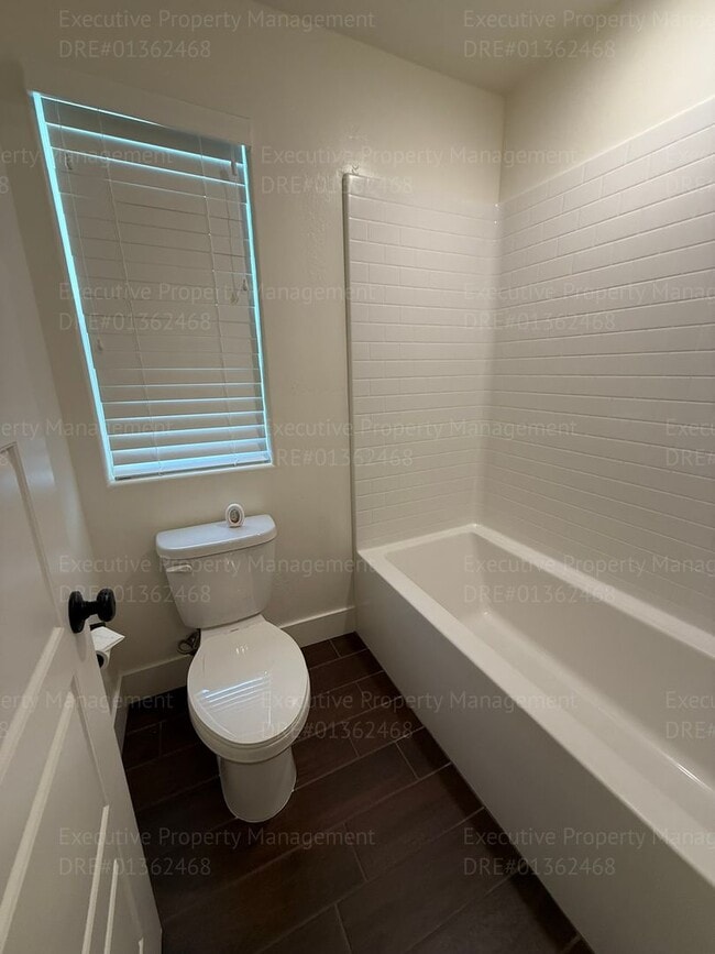 Building Photo - Spacious 4 bedroom/ 3 bathroom home