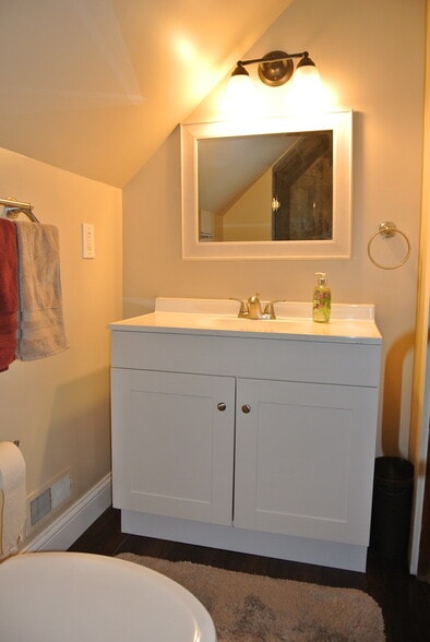 top floor bathroom - 3545 Edwards Rd