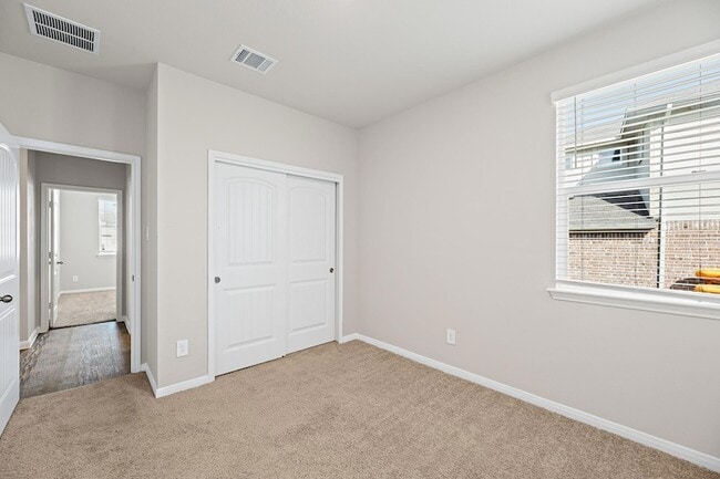 Building Photo - 142 Solitude Dr