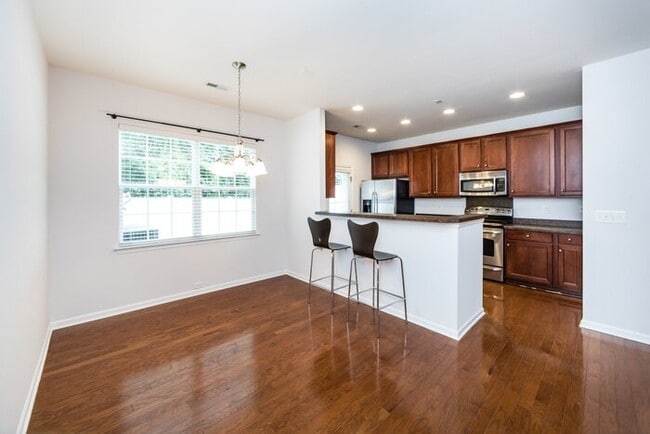 Building Photo - Beautiful 3BD/2.5BA Townhome in the Lions Gate Community!