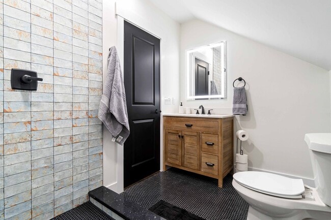 Building Photo - 6 Bed 4 bath Fully Furnished Oakland