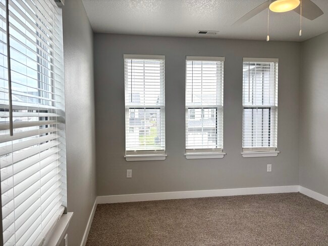 Building Photo - 1502 NE Savana Dr