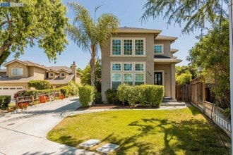 Building Photo - Live Exceptionally in This Peaceful Willow Glen Executive Home; 4 bed/ 4.5 bath