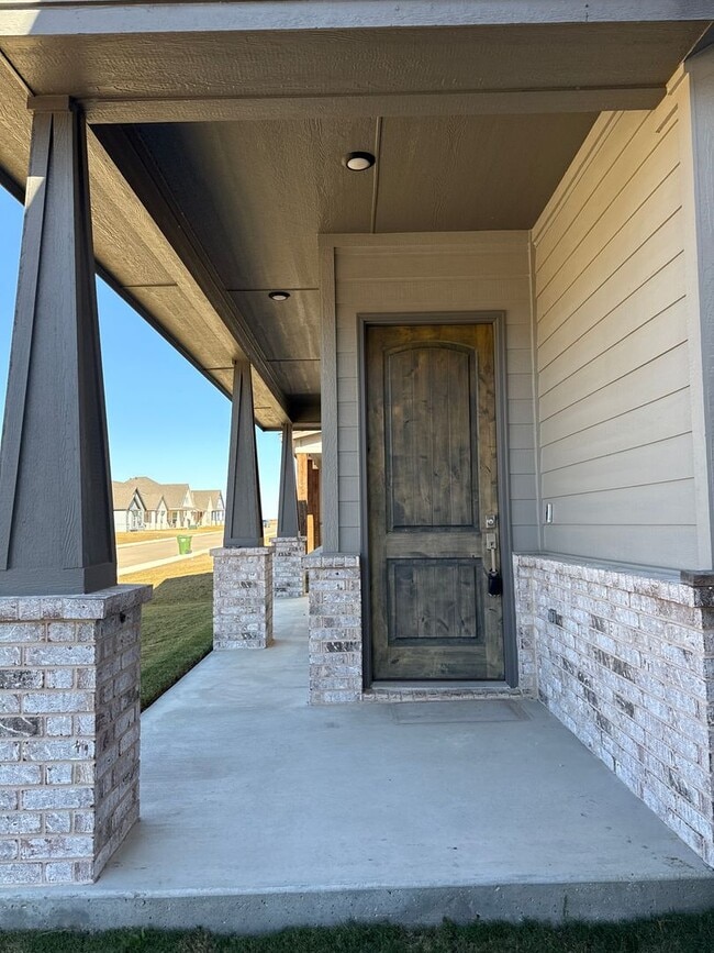 Building Photo - 3/2/2 MOVE IN SPECIALS -Great Location -