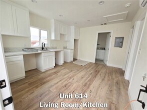 Building Photo - 614 W 84th St